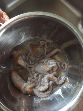 买回来的章鱼,放入盐加一点点水揉搓干净