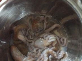 买回来的章鱼,放入盐加一点点水揉搓干净