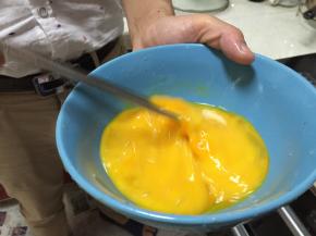 鸡蛋打碎，搅匀成蛋液，加入料酒、盐