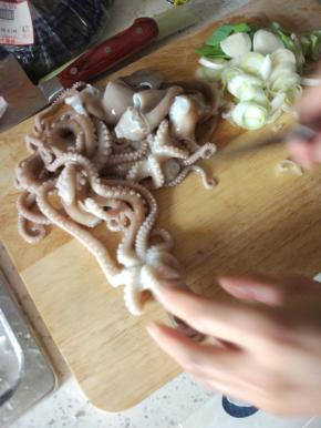 热水,加入章鱼,烫2分钟捞出,切成合适的大小