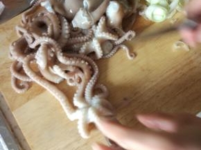 热水,加入章鱼,烫2分钟捞出,切成合适的大小