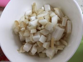 杏鲍菇切丁，杭椒切丁