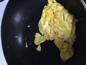 锅里放入少许油，烧热以后，蛋液倒入锅中，将蛋炒成固体后出锅备用，