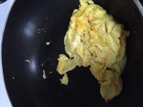 锅里放入少许油，烧热以后，蛋液倒入锅中，将蛋炒成固体后出锅备用，