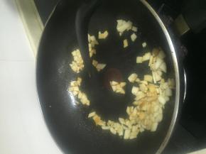 倒入杏鲍菇丁，翻炒