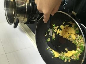 加入杭椒和鸡蛋，继续翻炒