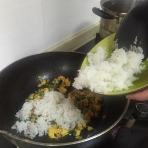 倒入刚刚蒸好的米饭，快速翻炒
