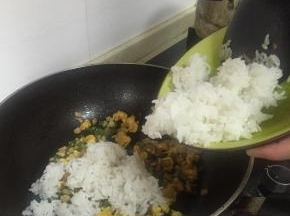 倒入刚刚蒸好的米饭，快速翻炒