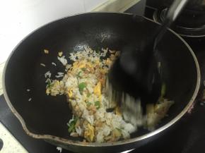 加入鲜酱油，放入少量的盐，翻炒