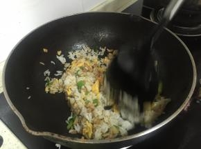 加入鲜酱油，放入少量的盐，翻炒