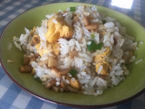 饭要粒粒分开，做到蔬菜混合均匀，味道均匀