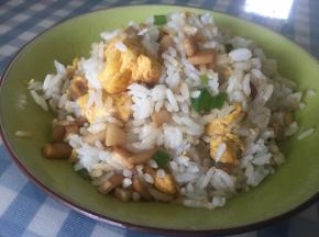 饭要粒粒分开，做到蔬菜混合均匀，味道均匀