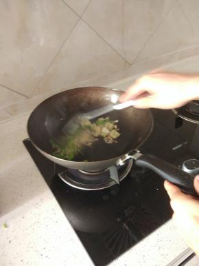 热锅加油,放入葱姜蒜爆香