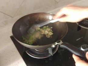 热锅加油,放入葱姜蒜爆香