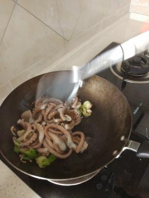 加入处理好的章鱼进行翻炒