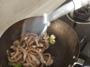 加入处理好的章鱼进行翻炒