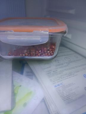 红豆洗干净，在水里泡三四个小时