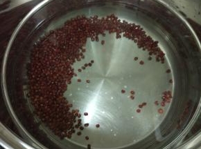 把泡好的大米和红豆放入锅内加入泡红豆的水
