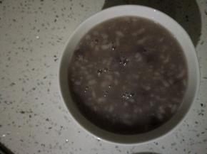 大火煮开，转小火二十分钟，红豆软烂