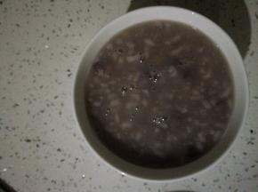 大火煮开，转小火二十分钟，红豆软烂