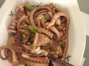 加入适量的耗油,酱油进行调味,根据口味加入适量的盐