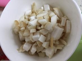 杏鲍菇切丁，杭椒切丁