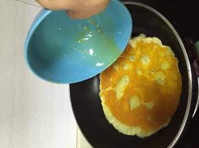 锅里放入少许油，烧热以后，蛋液倒入锅中