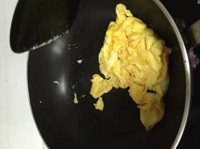 将蛋炒成固体后出锅备用