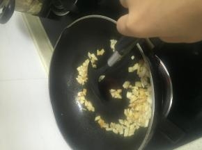 加入少量料酒和鲜酱油翻炒至杏鲍菇变软。