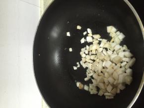 倒入杏鲍菇丁，翻炒