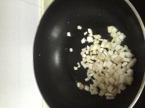 倒入杏鲍菇丁，翻炒