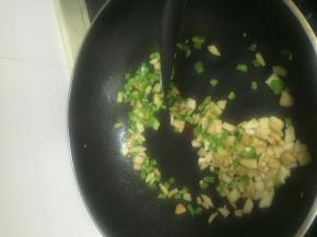 加入青椒丁，放入少量的盐，翻炒