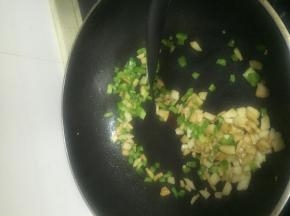 加入青椒丁，放入少量的盐，翻炒