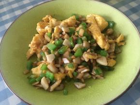 加入炒好的鸡蛋，混合均匀即可出锅