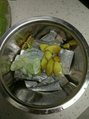 带鱼收拾干净切段,加入料酒葱段姜片，腌制三十分钟