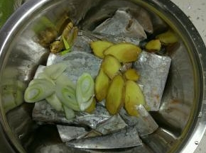 带鱼收拾干净切段,加入料酒葱段姜片，腌制三十分钟