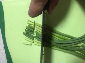 准备蒜苔，洗干净，切段