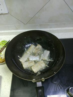 处理好的带鱼段，用厨房纸洗干净水分，煎至两面微黄，备用