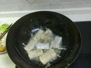 处理好的带鱼段，用厨房纸洗干净水分，煎至两面微黄，备用