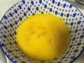 在鸡蛋里加入料酒和盐搅匀