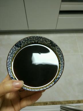 准备小碗放入适量的酱油、醋、冰糖、味极鲜和热水调成汁