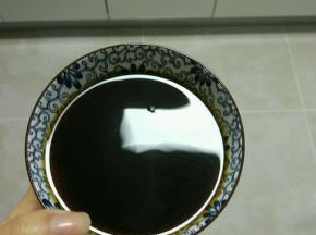 准备小碗放入适量的酱油、醋、冰糖、味极鲜和热水调成汁