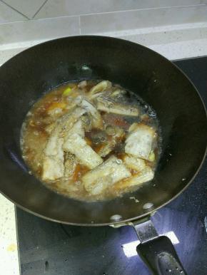 锅烧热，加入葱姜蒜爆香，放入煎好的带鱼