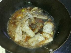 锅烧热，加入葱姜蒜爆香，放入煎好的带鱼