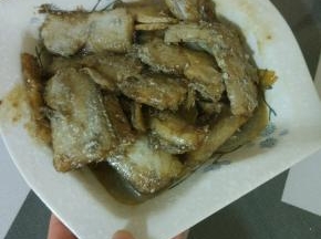 将调好的汁导入锅内，晃动锅，小火五分钟左右，收一下汁关火出锅，不用把把里面的水全部熬干。留一些味道更好