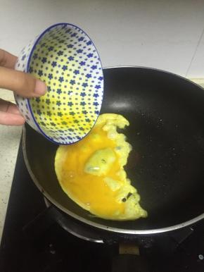 锅里倒入橄榄油，加热，放入鸡蛋液，变成固态捞出