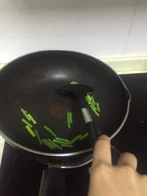 再加入少量橄榄油，倒入蒜苔翻炒2-3分钟