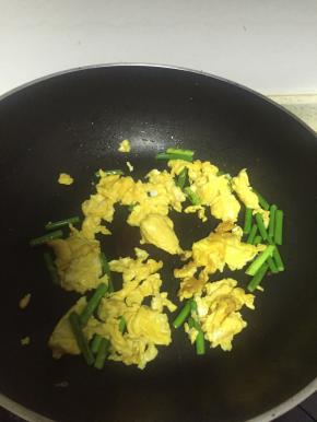 待变软后，炒好的鸡蛋，再加入少量盐，翻炒1-2分钟