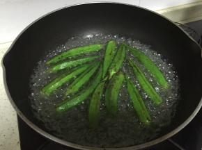 将秋葵洗干净，在清水中浸泡10分钟左右，锅里加水烧开，加入秋葵焯水1分钟左右