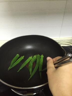 锅里加入一点点油，再放入擦干的秋葵